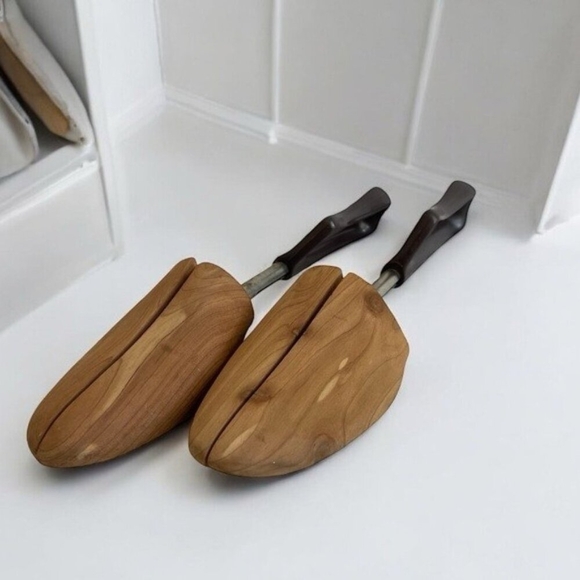 Vintage Wooden Shoe Tree Brown Handle Medium Size 4 Shoe Keeper Travel - Picture 1 of 5